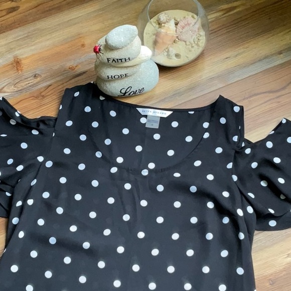 💖Peter Nygard black/white polka dot top with peek a boo shoulders - Picture 3 of 4